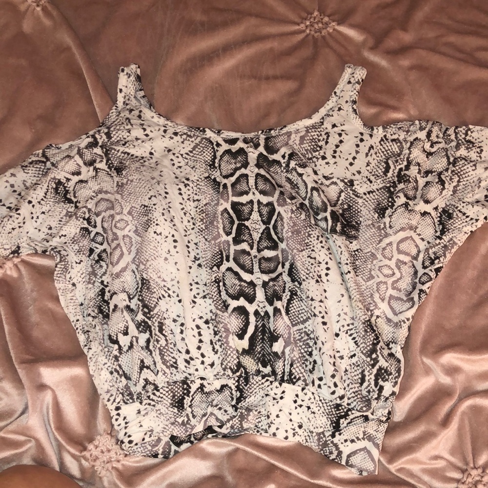 Cropped snake print shirt
